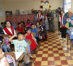 Su Majestad la Reina durante una clase en la Escuela Oficial urbana mixta de San José Chacayá